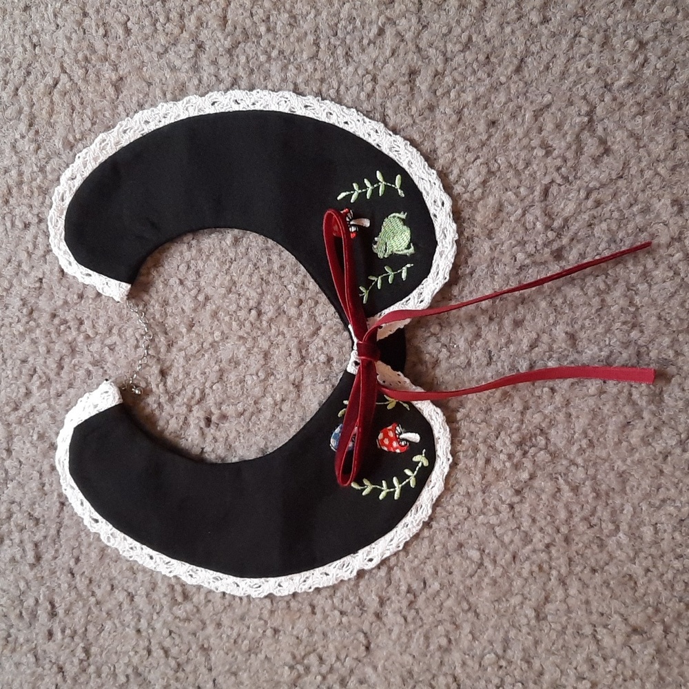 Embroidered Peter Pan detachable collar
